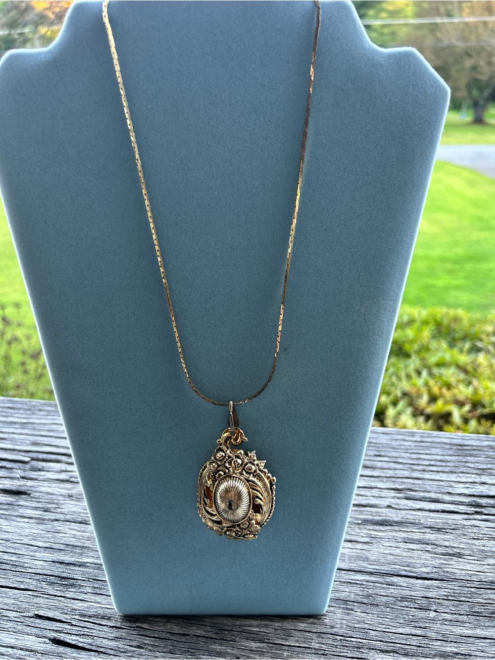 Gold Ornate Pendant Necklace - Classic Women Jewelry 19β